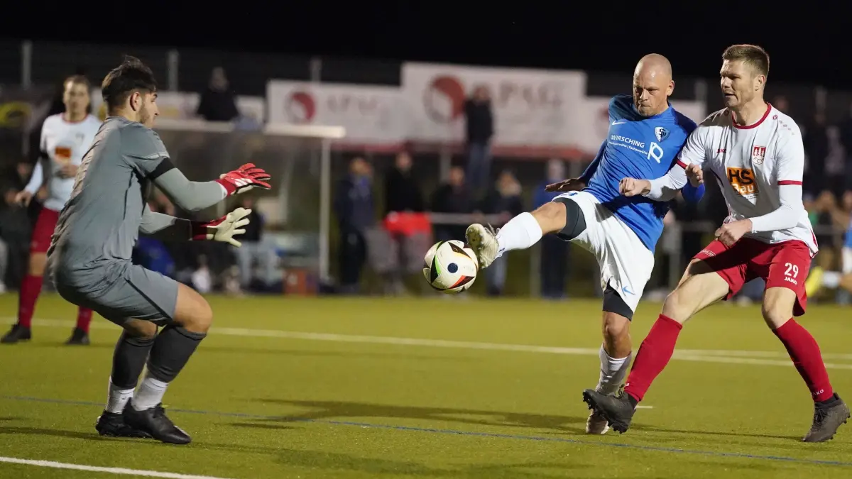 Satteldorfs Goalgetter Michael Kranz (am Ball) bleibt dieses Mal torlos. Die Landesligareserve der Spielvereinigung muss sich am Ende mit einer Punkteilung gegen den FC Honhardt begnügen.