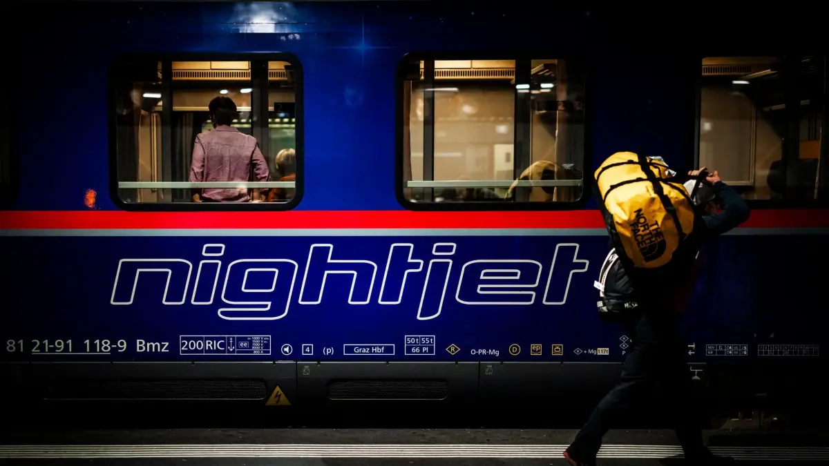 Nachtzug der ÖBB Nightjet: 15.11.2025, Schweiz, Zürich: Reisende steigen in einen Nachtzug der OEBB Nightjet am Hauptbahnhof Zürich ein, . Foto: Michael Buholzer/KEYSTONE/dpa +++ dpa-Bildfunk +++
