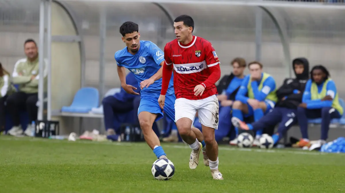 GER, FC Astoria Walldorf - TSG Balingen., 16.11.2025: Fussball. Regionalliga Suedwest. FC Astoria Walldorf - TSG Balingen. Denis Latifovic (TSG Balingen) gege Muhammed Yasin Batuhan Zor (FCA Walldorf, #37). Foto: Eibner-Pressefoto/Pfeifer