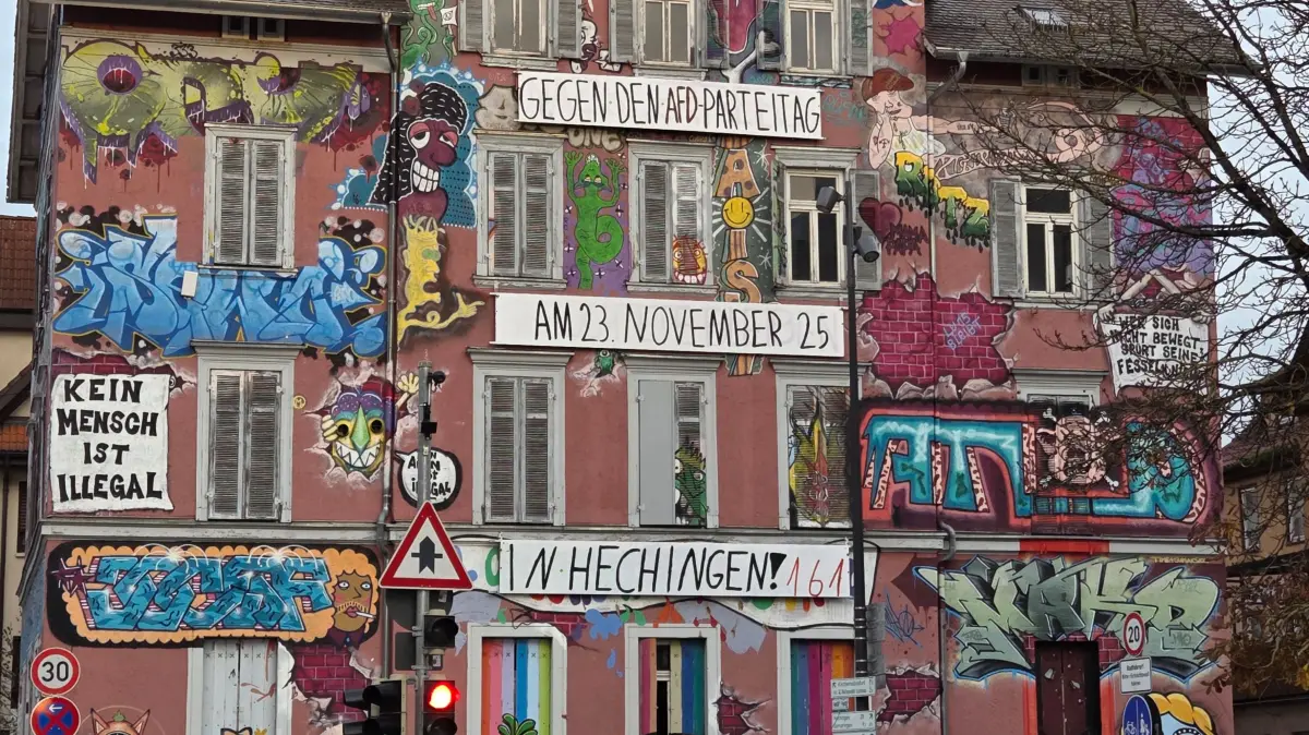 An der Fassade des Tübinger Epple-Hauses wird plakativ gegen den AfD-Landesparteitag in Hechingen Stellung bezogen.