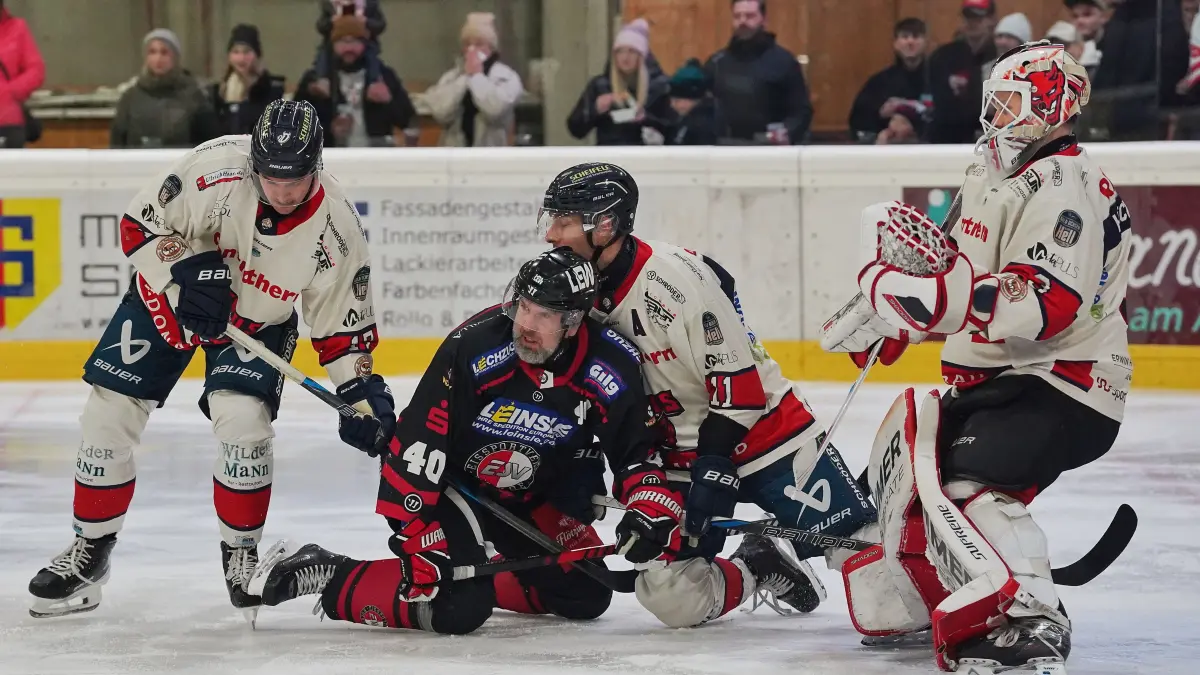 Der VfE Ulm/Neu-Ulm (Devils) auswärts gegen die ESV Buchloe Pirates in der Eishockey-Bayernliga.