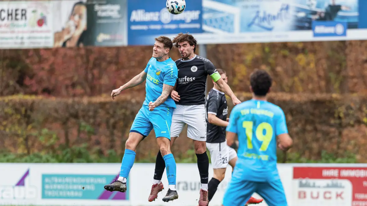 Fussball Landesliga: Fussball Landesliga; SC Geislingen - TSV Ehningen;
Maurice Dreher (TSV Ehningen, #11) und Malik Eyüpoglu (SC Geislingen, #6);
15.11.2025; Stadion Eybacher Tal; Geislingen.
Foto: Thomas Madel