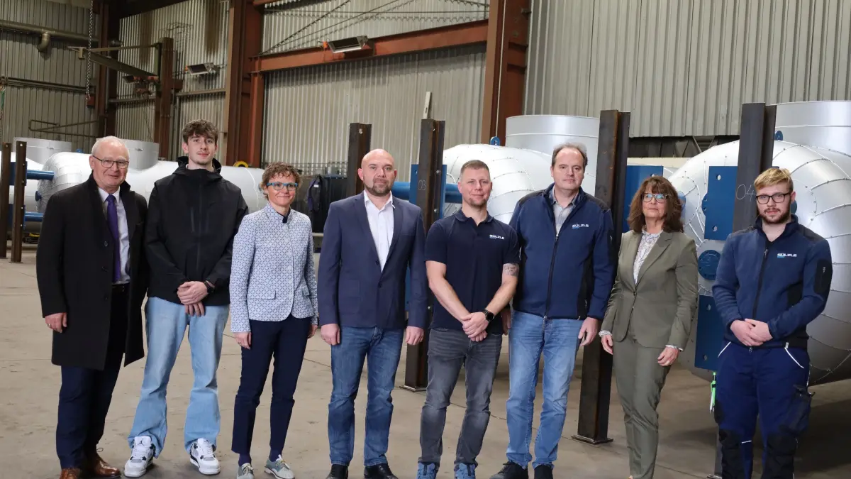 Ausbildung hat bei der Firma Sülzle Kopf einen hohen Stellenwert. Dort fand die Pressekonferenz zum Ausbildungsmarkt statt. Die Teilnehmer (von links): Werner Rottler (Handwerkskammer Konstanz), Felix Klausmann (Auszubildender), Miriam Kammerer (IHK), Edgar Schröder (Geschäftsführer), Dennis Tews (Fertigungsleiter und Ausbilder), Norbert Bauer (Geschäftsführer), Sylvia Scholz (Agentur für Arbeit) und Inas Varupa (Auszubildender). Foto: Marzell Steinmetz