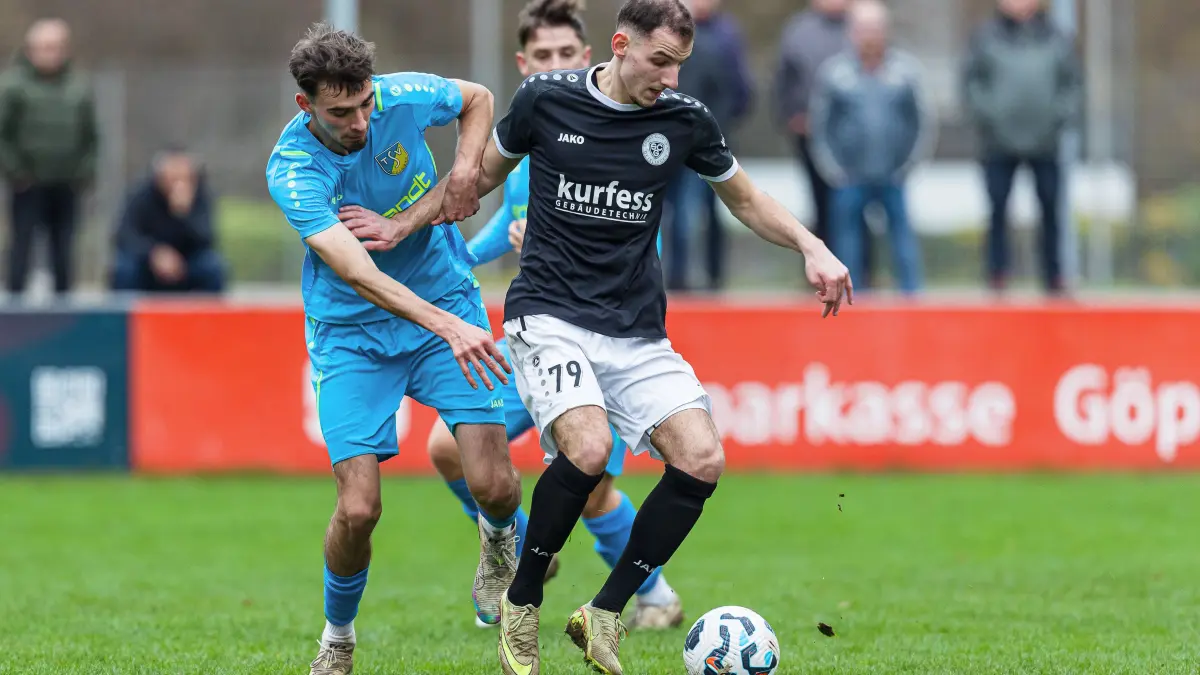 Fussball Landesliga: Fussball Landesliga; SC Geislingen - TSV Ehningen;
Christian Bildl (TSV Ehningen, #24) und Mert Özdemir (SC Geislingen, #79);
15.11.2025; Stadion Eybacher Tal; Geislingen.
Foto: Thomas Madel