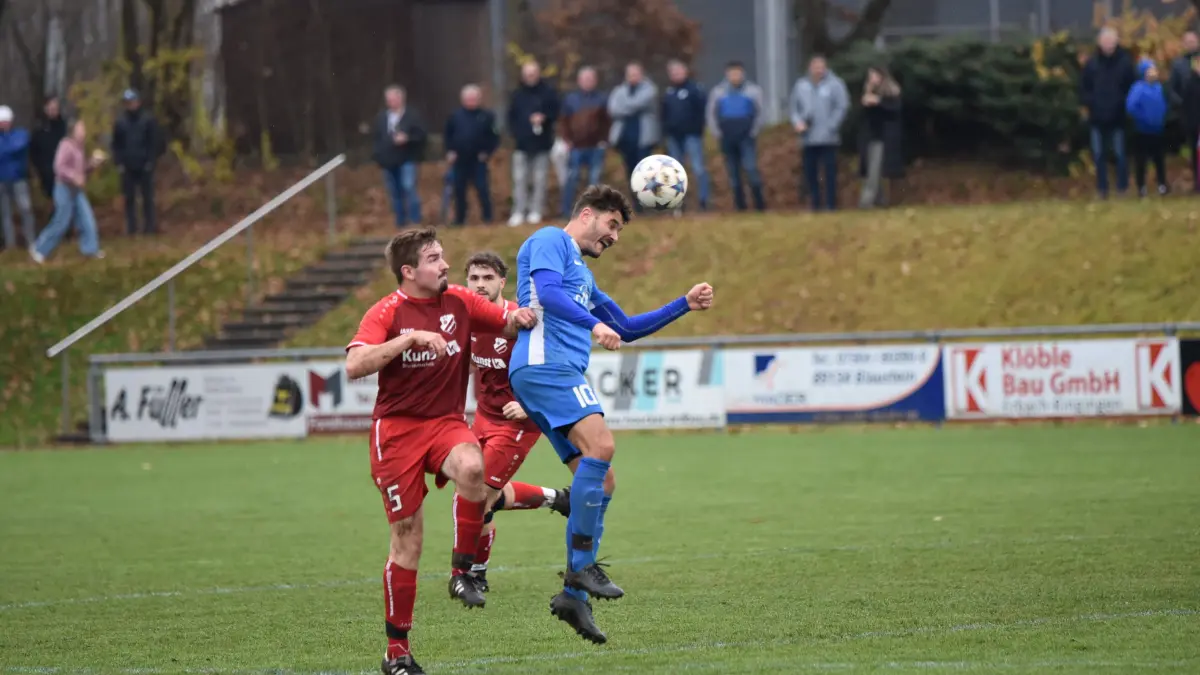Die SG Altheim (blau) setzte sich klar mit 6:0 in Ringingen (rot) durch, und übernahm damit die Tabellenführung.