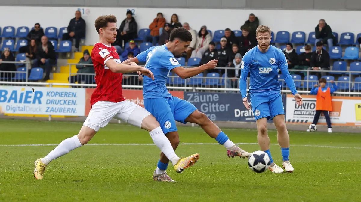 Fussball. Regionalliga Suedwest. FC Astoria Walldorf - TSG Balingen. 2:0 fuer Walldorf durch Muhammed Yasin Batuhan Zor (FCA Walldorf, #37). Sascha Eisele (TSG Balingen) kann den Walldorfer nicht stoppen. Foto: Eibner-Pressefoto/Pfeifer