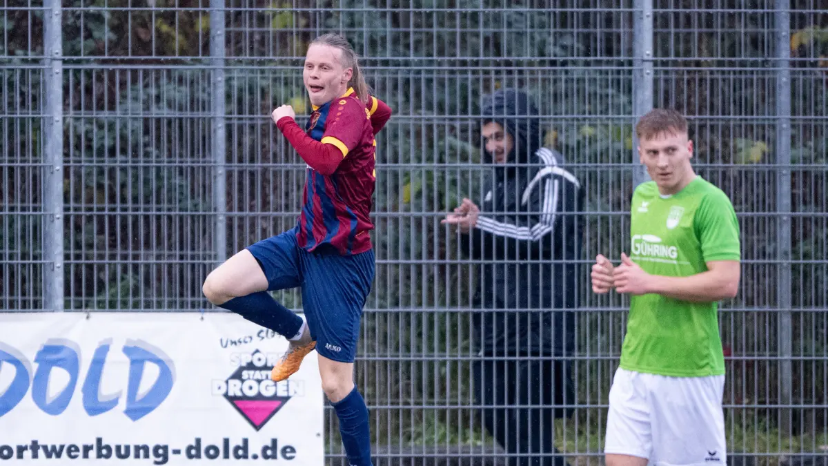 SSC Tuebingen vs. TuS Ergenzingen, Fussball, Landesliga 3, 16. Spieltag, Saison 2025/2026, 16.11.25: Felix Mueller (SSC Tuebingen, #09) erzielt das 1:0 , das Tor zur Fuehrung fuer die Tuebinger,
SSC Tuebingen vs. TuS Ergenzingen, Fussball, Landesliga 3, 16. Spieltag, Saison 2025/2026, 16.11.25
Eibner-Pressefoto/Andreas Ulmer