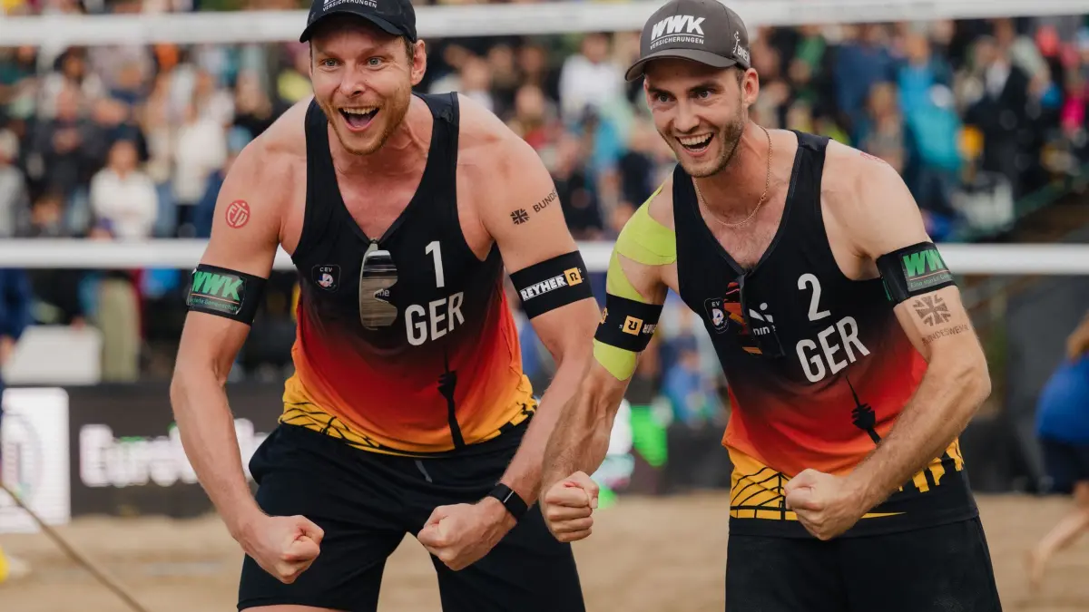 Nils Ehlers (l) und Clemens Wickler: ARCHIV - 01.08.2025, Nordrhein-Westfalen, Düsseldorf: Beach-Volleyball: EM, Männer, Achtelfinale, Rochusclub. Hölting Nilsson/Andersson, E. (Schweden) - Ehlers/Wickler (Deutschland). Nils Ehlers und Clemens Wickler jubeln nach der Partie.
Nils Ehlers (links) und Clemens Wickler (rechts) aus Deutschland schafften es auf Platz 5 bei der Beachvolleyball-EM. (zu dpa: «Deutsche Duos bei Beach-WM in Adelaide ohne Niederlage») Foto: Marius Becker/dpa +++ dpa-Bildfunk +++