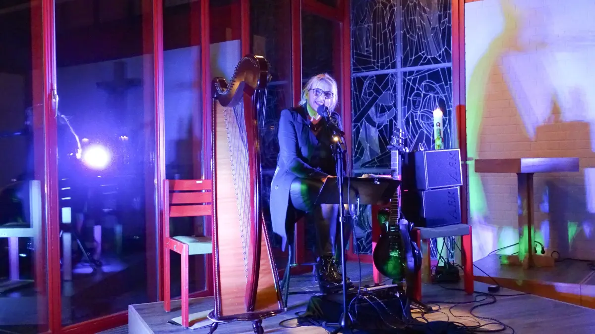 Konzert von Claudia Pohel im Evangelischen Gemeindezentrum in Wiesensteig;
Das Publikum von Claudia Pohel erlebte einen Abend voller Poesie und feinen Klängen im Ev. Gemeindezentrum von Wiesensteig. Die Kunst von Claudia Pohel umrahmte den Abend optisch. Die Vernissage dazu fand bereits zwei Tage früher statt. Die Ausstellung dauert noch bis 2.2.2026 an.