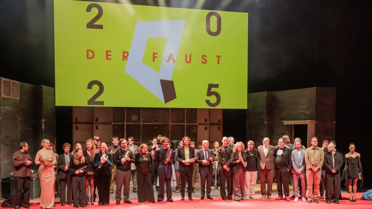 Ganz viele Preisträger auf der Bühne des Stuttgarter Theaterhauses.