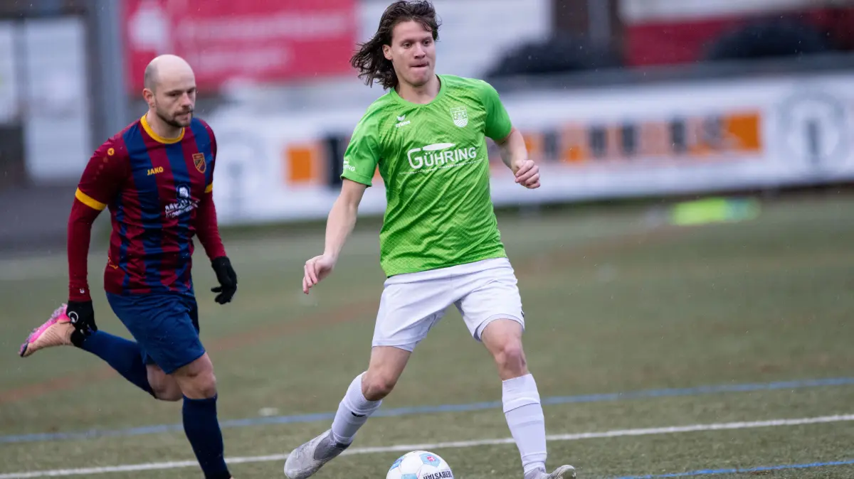 SSC Tuebingen vs. TuS Ergenzingen, Fussball, Landesliga 3, 16. Spieltag, Saison 2025/2026, 16.11.25: Nils Beurenmeister (TuS Ergenzingen, #07) mit einem guten Abscchluss,
SSC Tuebingen vs. TuS Ergenzingen, Fussball, Landesliga 3, 16. Spieltag, Saison 2025/2026, 16.11.25
Eibner-Pressefoto/Andreas Ulmer