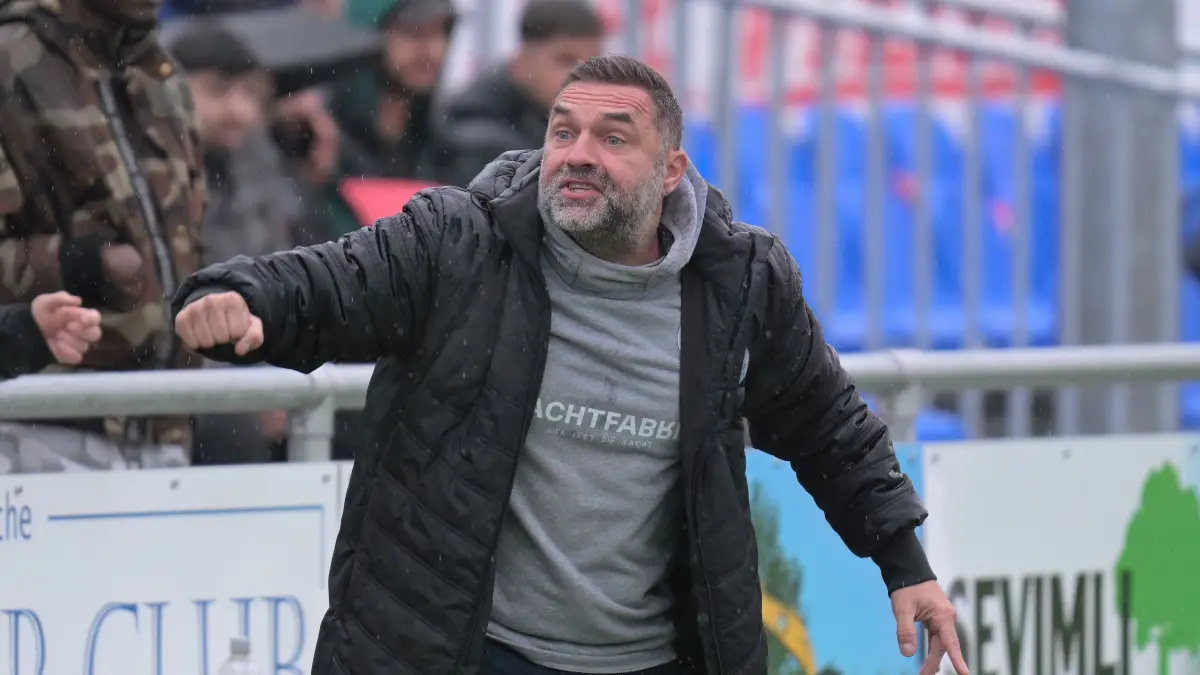 Fussball VL | Young Boys Reutlingen vs. TSV Weilimdorf: Fussball VL | Young Boys Reutlingen (weiss) vs. TSV Weilimdorf (rot) // 2025-11-16 // Foto: Joachim Baur // Trainer Volker Grimminger (Young Boys Reutlingen) "on Fire"