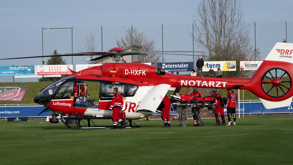 Rettungshubschrauber in Holzhausen: Muhsin Alper Kocas (FC Esslingen) muss nach einem Zweikampf schwerverletzt mit dem Helikopter abtransportiert werden.