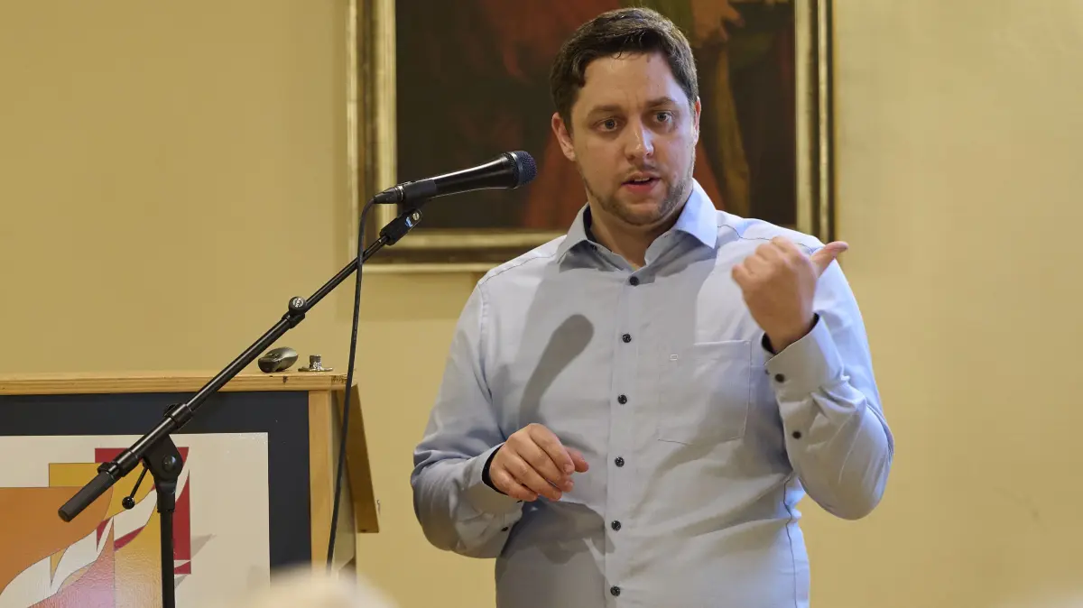 Jonas Hog bei seinem Vortrag im Andachtsraum des Michelbacher Schlosses
