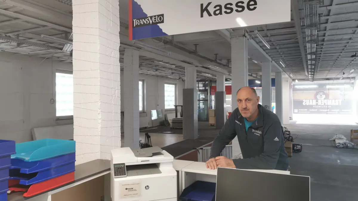 Geschäftsführer Rudi Schorp im leeren Laden: Transvelo hat sein Geschäft in der Kaiserstraße 52 geschlossen.