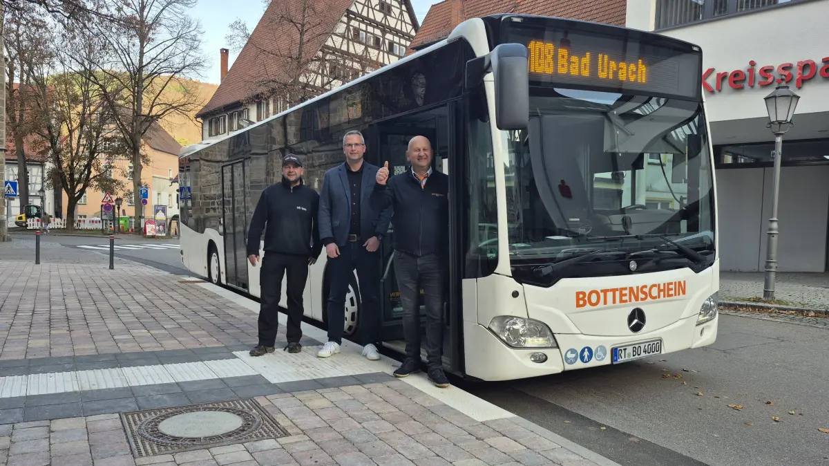Die Bushaltestelle „Amanduskirche“ in der Bismarckstraße wurde barrierefrei umgebaut. Bauleiter von der Firma WK BauAndre Kuder, Heiko Kempelmann vom Bad Uracher Tiefbauamt und Busfahrer Mladen Maktic bei der offiziellen Einweihung.