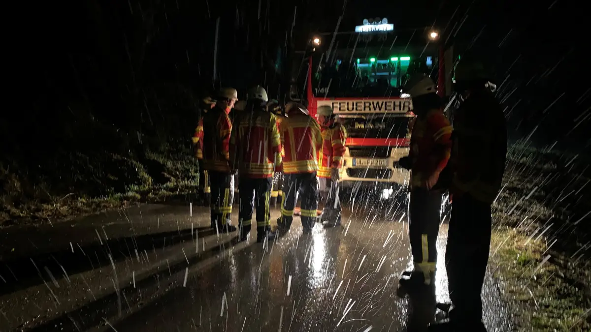 Einsatz beim ersten Schneefall: Wehrleute bei Herbertshofen suchen eine ausgebüxte Kuh.