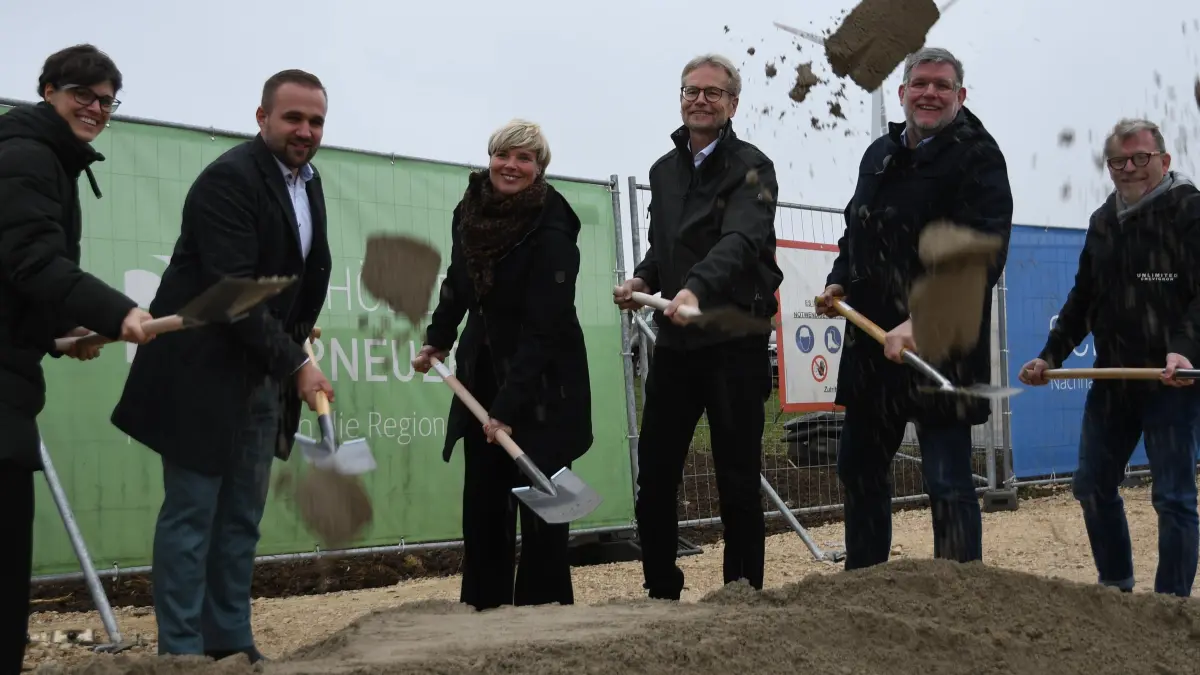 Beim Spatenstich für den Windpark Böttingen-Buch (von links): die beiden Geschäftsführer der Schöller Erneuerbare GmbH Mirja Schöller und Johannes Wild, die Grüne-Landtagsabgeordnete Cindy Holmberg, Planer Clemens Künster, Landrat Dr. Ulrich Fiedler und Bürgermeister Mike Münzing.