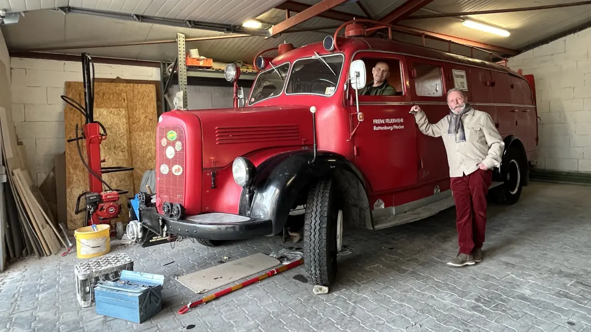 Markus Nufer (rechts) und Markus Neu (am Steuer) wollen den 80 Jahre alten Fuerwehr-Oldtimer Emma wieder zu altem Glanz verhelfen.