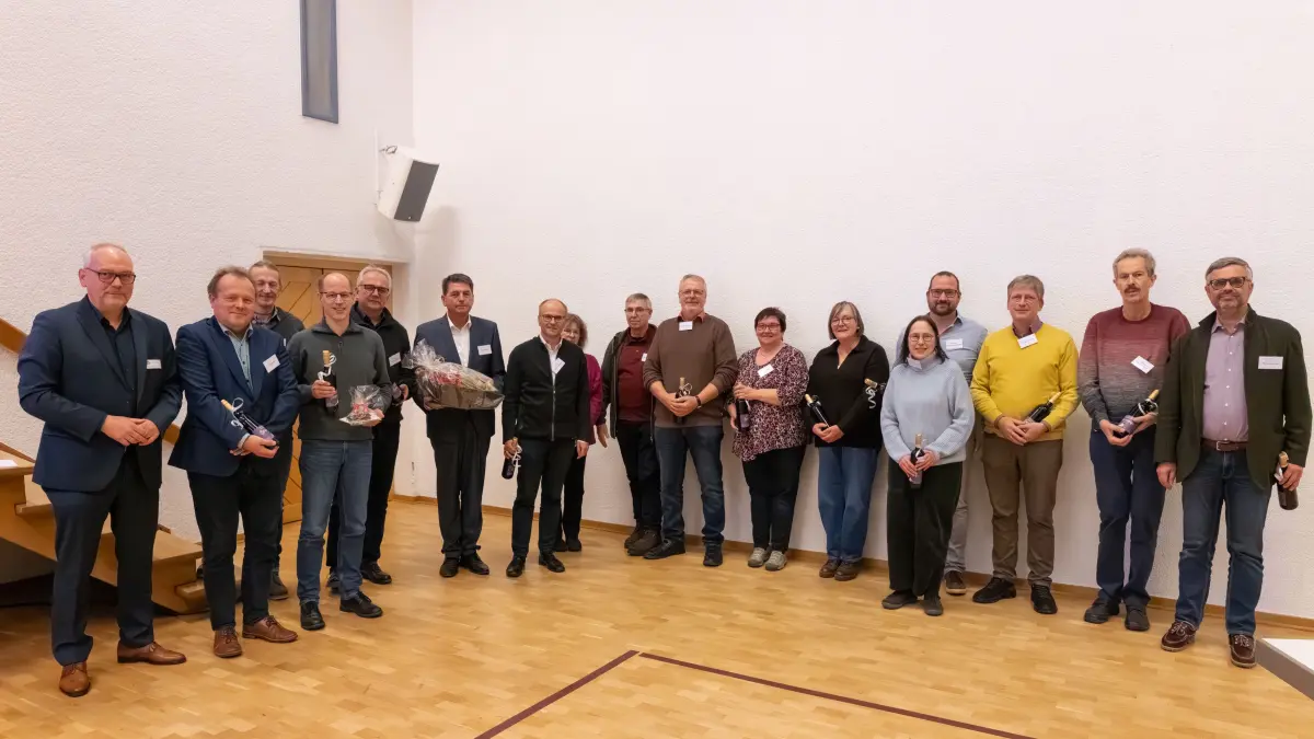 Die Mitglieder des Kirchenbezirksausschusses werden verabschiedet. Das Gremium wird sich nach der Kirchenwahl neu zusammensetzen.