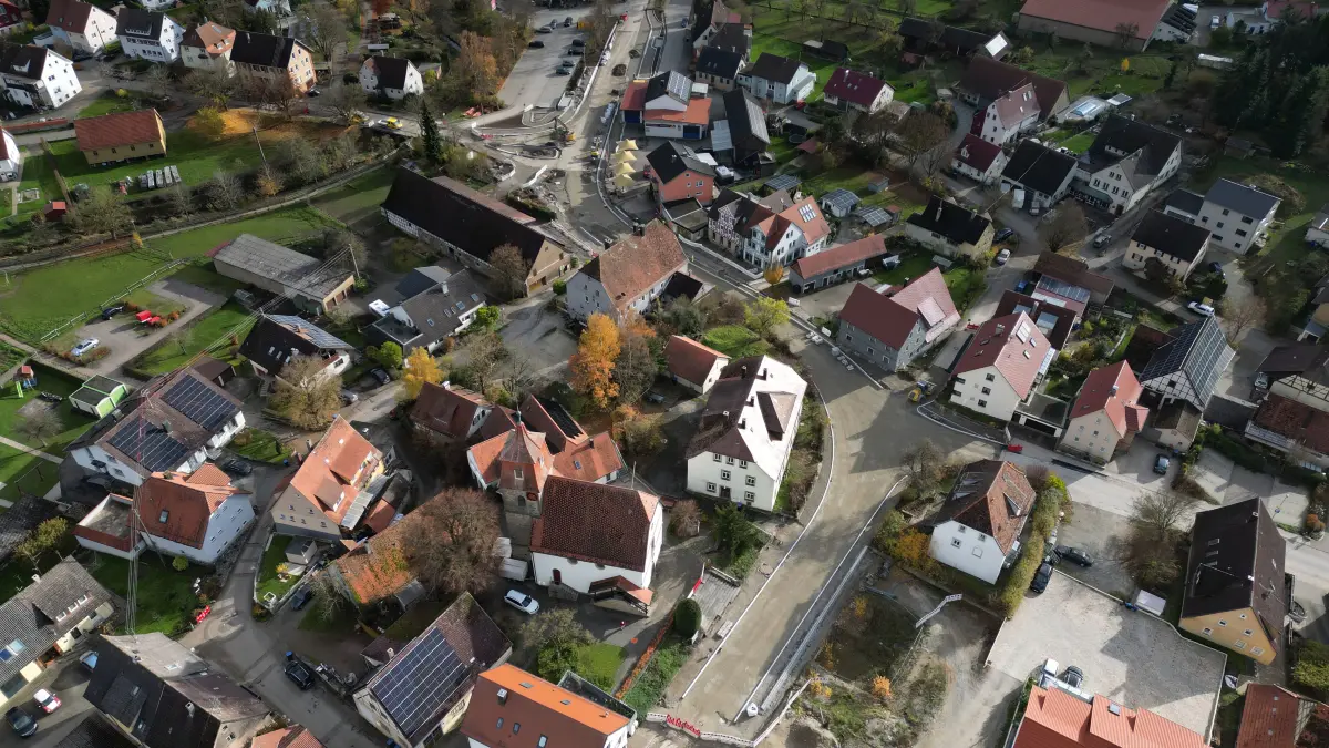 Sanierung Ortsdurchfahrt Rot am See. Sperrung B 290. Der Blick auf die Baustelle in Rot am See zeigt den Bereich Edeka-Kirche