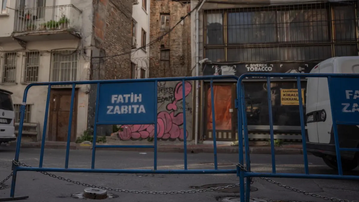 Istanbul: 17.11.2025, Türkei, Istanbul: In der Nähe des Hotels im Stadtteil Fatih, in dem die drei ums Leben gekommenen deutschen Touristen gewohnt hatten, sind Absperrungen der türkischen Stadtpolizei zu sehen. Im Fall der in Istanbul gestorbenen Hamburger Mutter und ihrer zwei Kinder gibt es weitere Festnahmen. Foto: Ahmed Deeb/dpa +++ dpa-Bildfunk +++