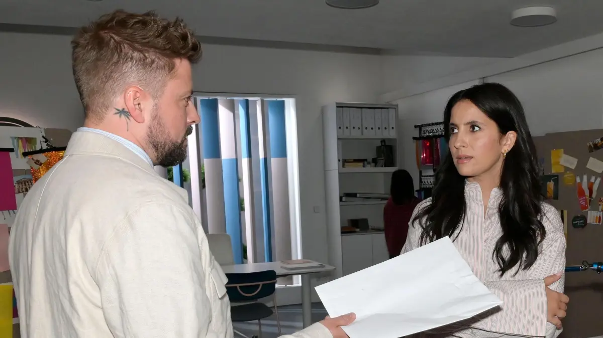 John (Felix von Jascheroff) will, dass Laura (Chryssanthi Kavazi) endlich die Scheidungspapiere unterschreibt.