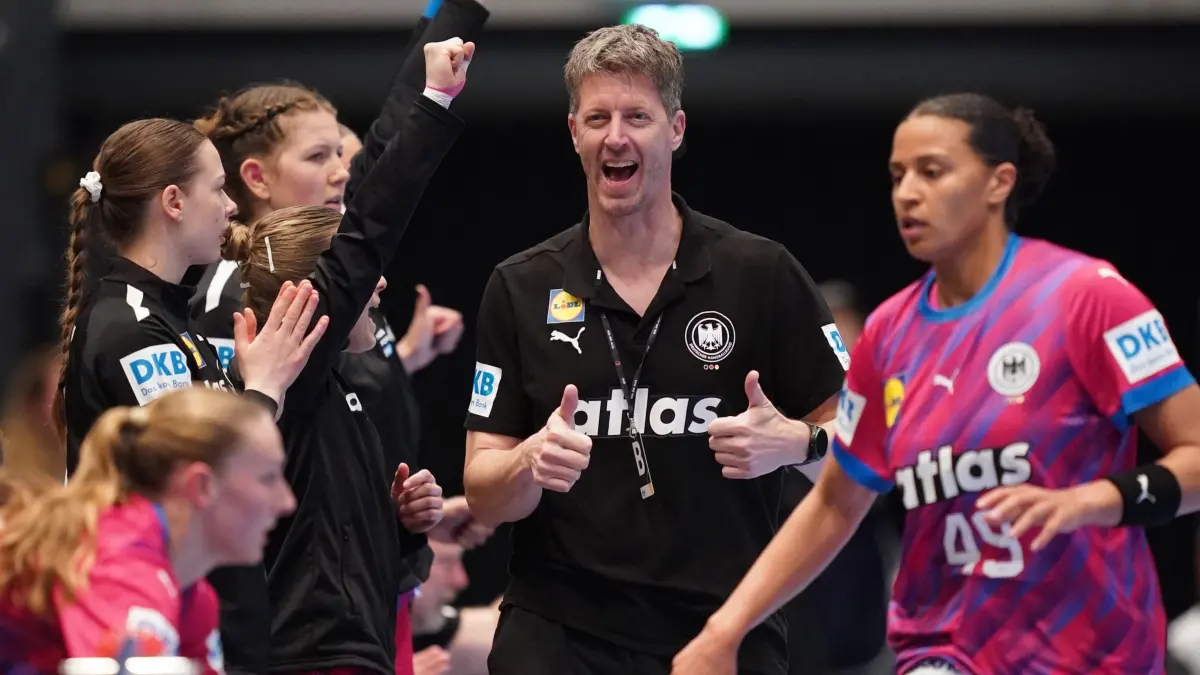 Deutschland - Dänemark: ARCHIV - 09.04.2025, Hamburg: Handball, Frauen: Länderspiel, Deutschland - Dänemark, Sporthalle Hamburg Markus Gaugisch (M), Bundestrainer von Deutschland, jubelt nach einem Tor. Das Viertelfinale in Dortmund ist für die DHB-Auswahl das erste große Ziel bei der Heim-WM. (zu dpa: «Traum vom Edelmetall: Handballerinnen starten WM-Countdown») Foto: Marcus Brandt/dpa +++ dpa-Bildfunk +++
