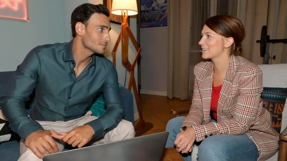 Nihat (Timur Ülker) kann mit Lilly (Iris Mareike Steen) endlich wieder offen reden.