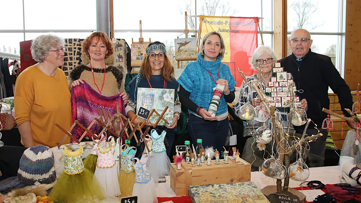 Besondere Gäste bei der Hobbyausstellung waren aus der Partnergemeinde La Roche Blanche da: Karine Chabrerie (Zweite von links) und daneben Isabelle Sebillet, Orsolya Kercsi, Francoise und Michel Horel, die ihre Handwerkskunst präsentierten. Renate Baiker aus Empfingen (links) attestierte und sprang bei Sprachproblemen ein.