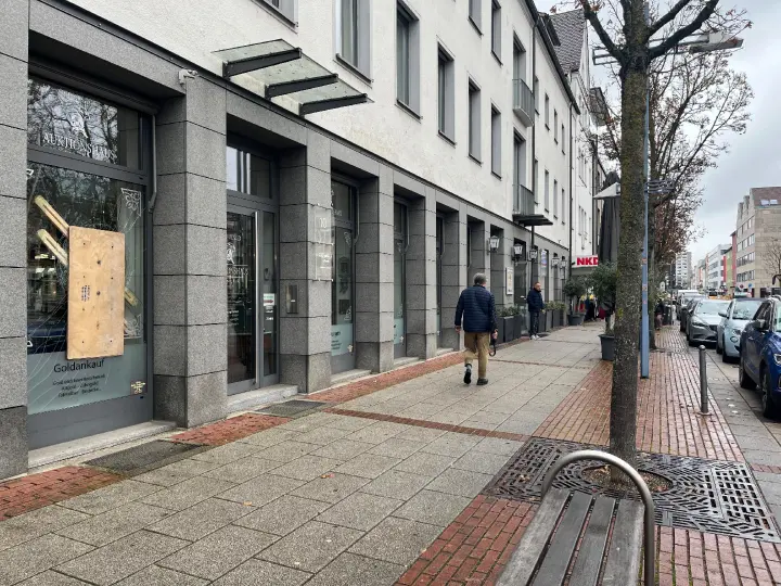 10.000 Euro Schaden! Einbrecher schlagen Scheibe an Auktionshaus ein