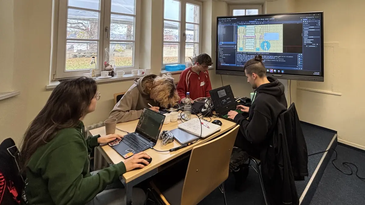 Das Team ist mit voller Konzentration bei der Arbeit. Dialoge, Grafiken, Programmieren. Jede und jeder hat seine Aufgabe, um in der kurzen Zeit ein Videospiel auf die Beine zu stellen.