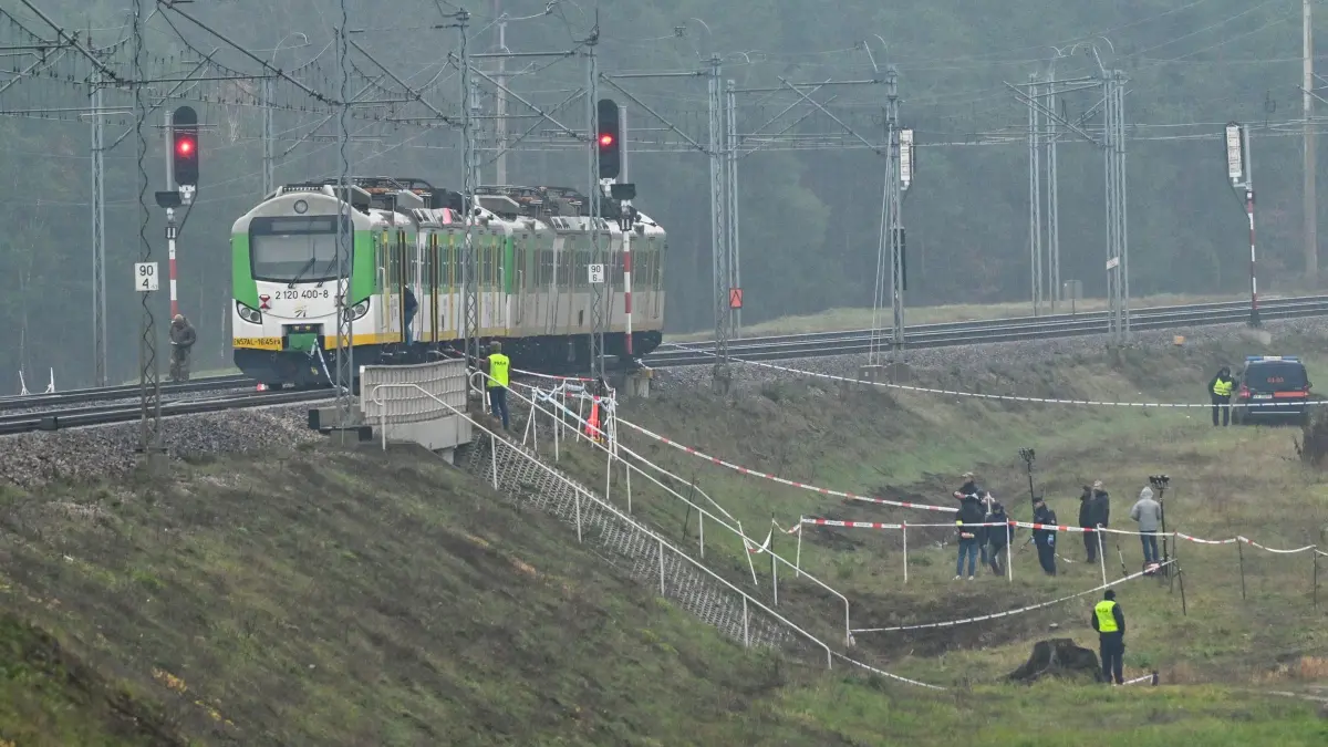 Bahnstrecke in Polen durch Sabotage beschädigt: 17.11.2025, Polen, Mika: Spezialkräfte und Polizei sind am Ort eines beschädigten Gleisabschnitts auf der Strecke Deblin-Warschau in der Nähe des Bahnhofs des Ortes Mika im Einsatz. Der polnische Ministerpräsident Tusk gab bekannt, dass ein Sabotageakt stattgefunden hat, bei dem die Explosion eines an dieser Stelle platzierten Sprengsatzes die Bahnstrecke beschädigt hat. Foto: Przemyslaw Piatkowski/PAP/dpa +++ dpa-Bildfunk +++