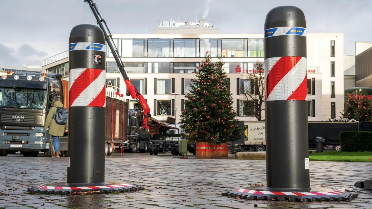 Aufbau Oldenburger Weihnachtsmarkt: 17.11.2025, Niedersachsen, Oldenburg: Zufahrtssperren sichern den Schloßplatz, auf dem der Weihnachtsmarkt aufgebaut wird. Der Lamberti-Markt wird vom 25.11. bis zum 22.12.2025 geöffnet sein. Foto: Sina Schuldt/dpa +++ dpa-Bildfunk +++