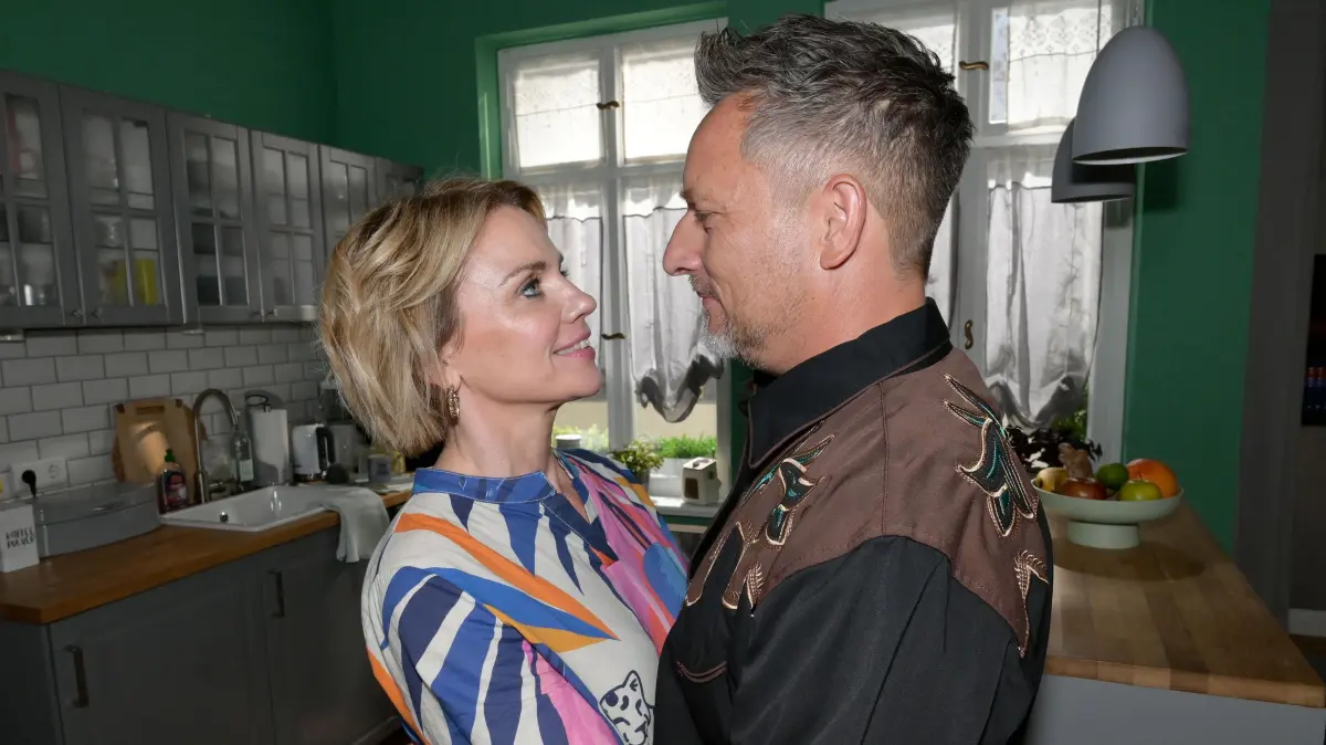 Yvonne (Gisa Zach) und Michi (Lars Pape) freuen sich auf einen gemeinsamen Abend.