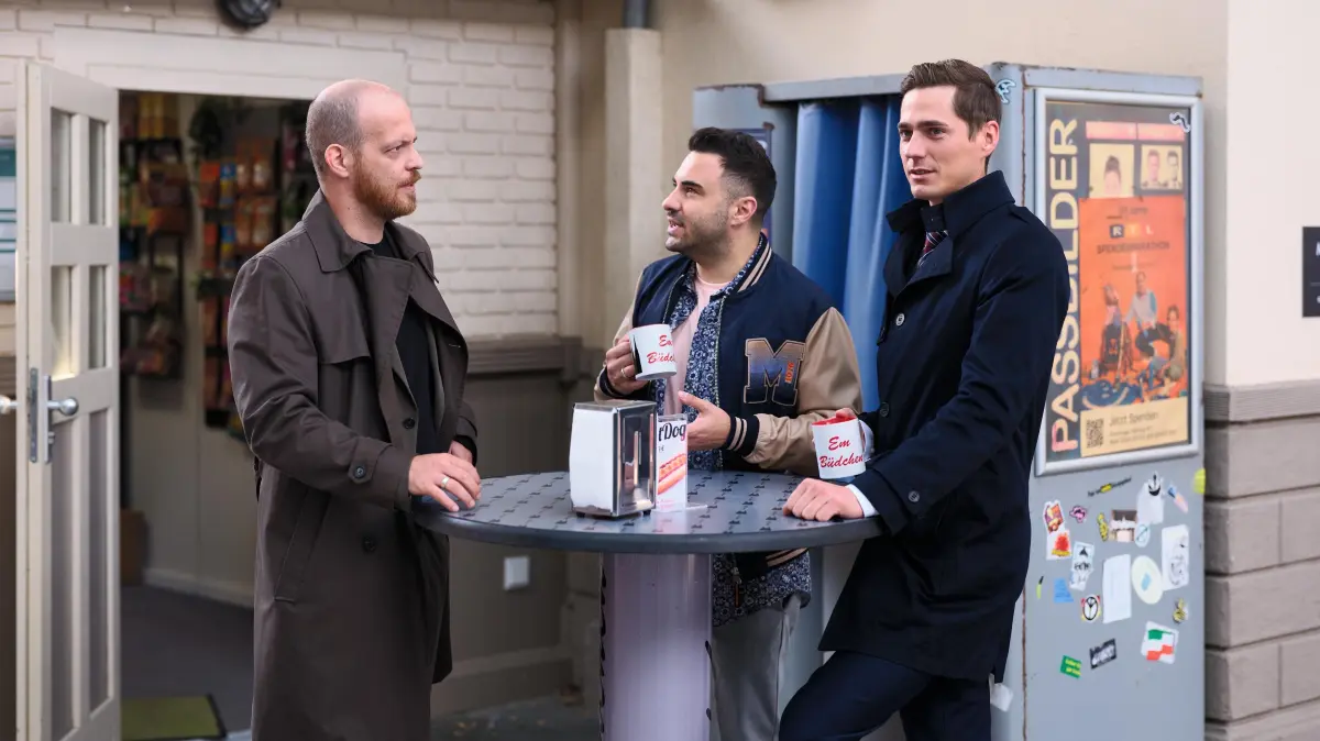 Tobias (Patrick Müller, l.) spricht Easy (Lars Steinhöfel, M.) und Ringo (Timothy Boldt) Hoffnung zu, die Kündigung abwenden zu können.