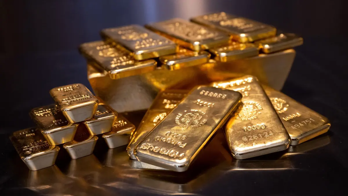 Goldbarren: ARCHIV - 16.03.2023, Bayern, München: Goldbarren in unterschiedlicher Größe liegen bei einem Edelmetallhändler in einem Tresor auf einem Tisch. (zu dpa: «Falsche Beute: Einbrecher stiehlt gefälschten Goldbarren») Foto: Sven Hoppe/dpa +++ dpa-Bildfunk +++