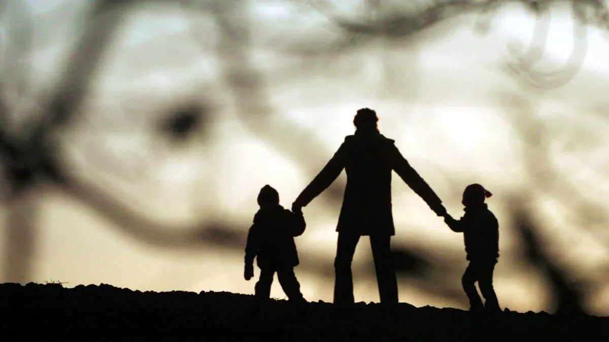 Eine Frau geht mit ihren Kindern spazieren: ARCHIV - Vom Alter des Kindes und dem Einkommen des Ex-Partners abhängig: Kindesunterhalt. (zu dpa: «Mindestbetrag: So viel Unterhalt muss man zahlen») Foto: Patrick Pleul/dpa/dpa-mag - Honorarfrei nur für Bezieher des Dienstes dpa-Magazin +++ dpa-Magazin +++