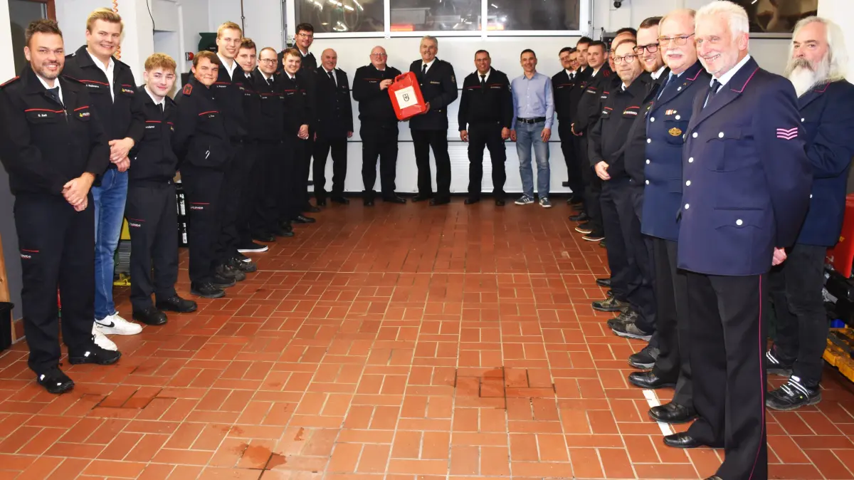 Mit dem Spalierstehen der beförderten, geehrten und ausgezeichneten Feuerwehrkameraden (links) und der restlichen Dettenseer Abteilungswehr (rechts) sowie der Überreichung eines Erinnerungsgeschenks von Abteilungskommandant Christoph Rummler an Kreisbrandmeister Frank Jahraus endete die Versammlung.