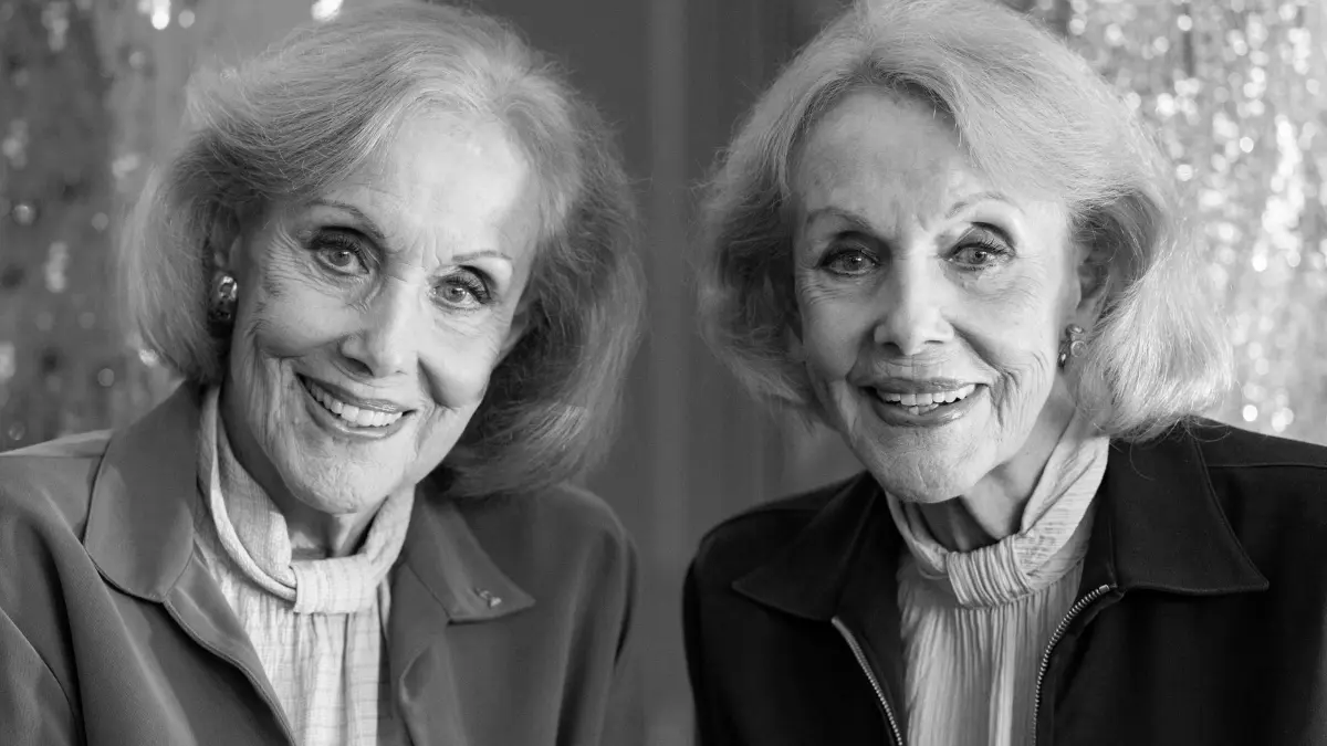 Alice und Ellen Kessler: ARCHIV - 12.10.2022, Bayern, München: Die Kessler-Zwillinge, Alice (l.) und Ellen Kessler, posieren bei einem exklusiven Fototermin nach der Auftaktveranstaltung zu einer Online-Versteigerung ihrer Bühnenoutfits im Gärtnerplatztheater. (zu dpa: «Die Kessler-Zwillinge sind gestorben») Foto: Lennart Preiss/dpa +++ dpa-Bildfunk +++