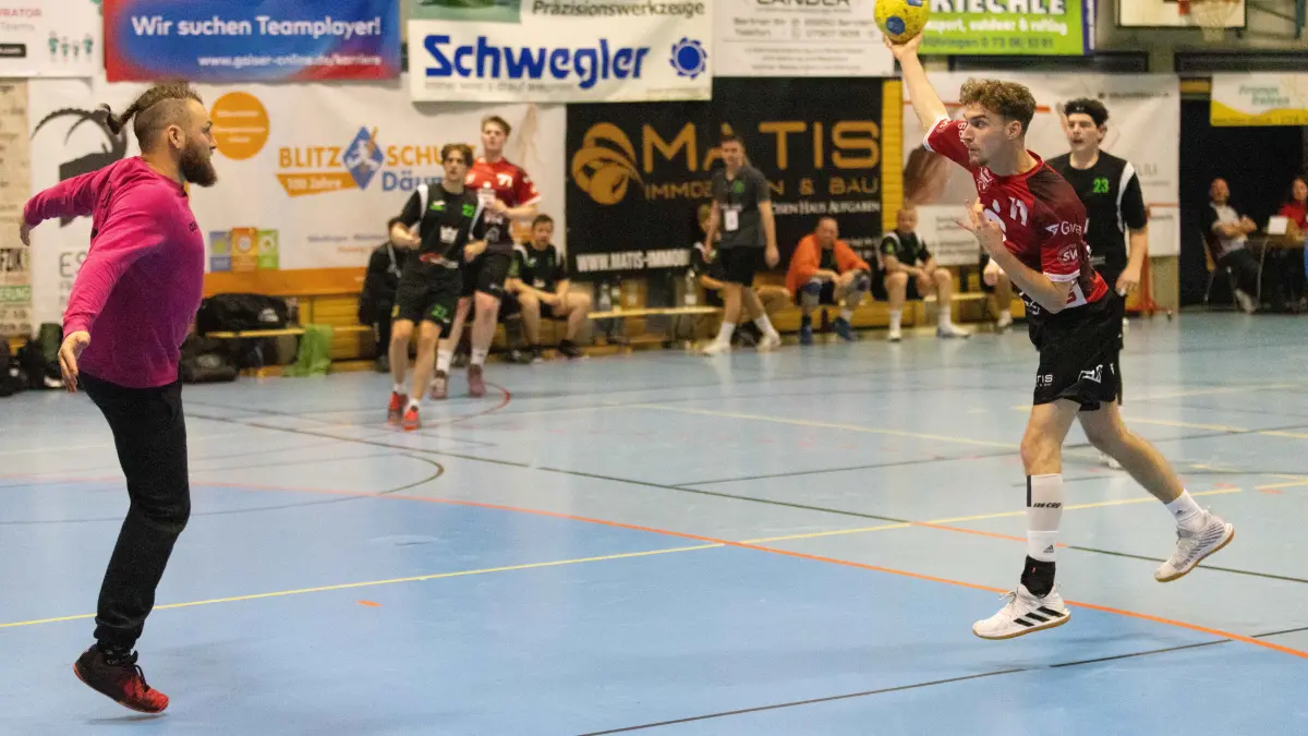 Vöhringens Niklas Appenrodt beim Torwurf.