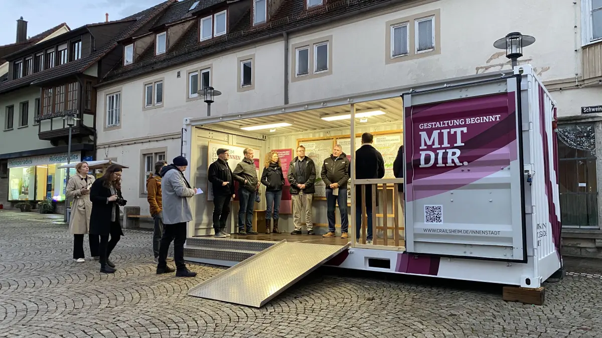 Der Info-Container zum Projekt Freiraumplanung steht jetzt auf dem Crailsheimer Schweinemarktplatz. Er ist werktags von 7 bis 17 Uhr geöffnet.