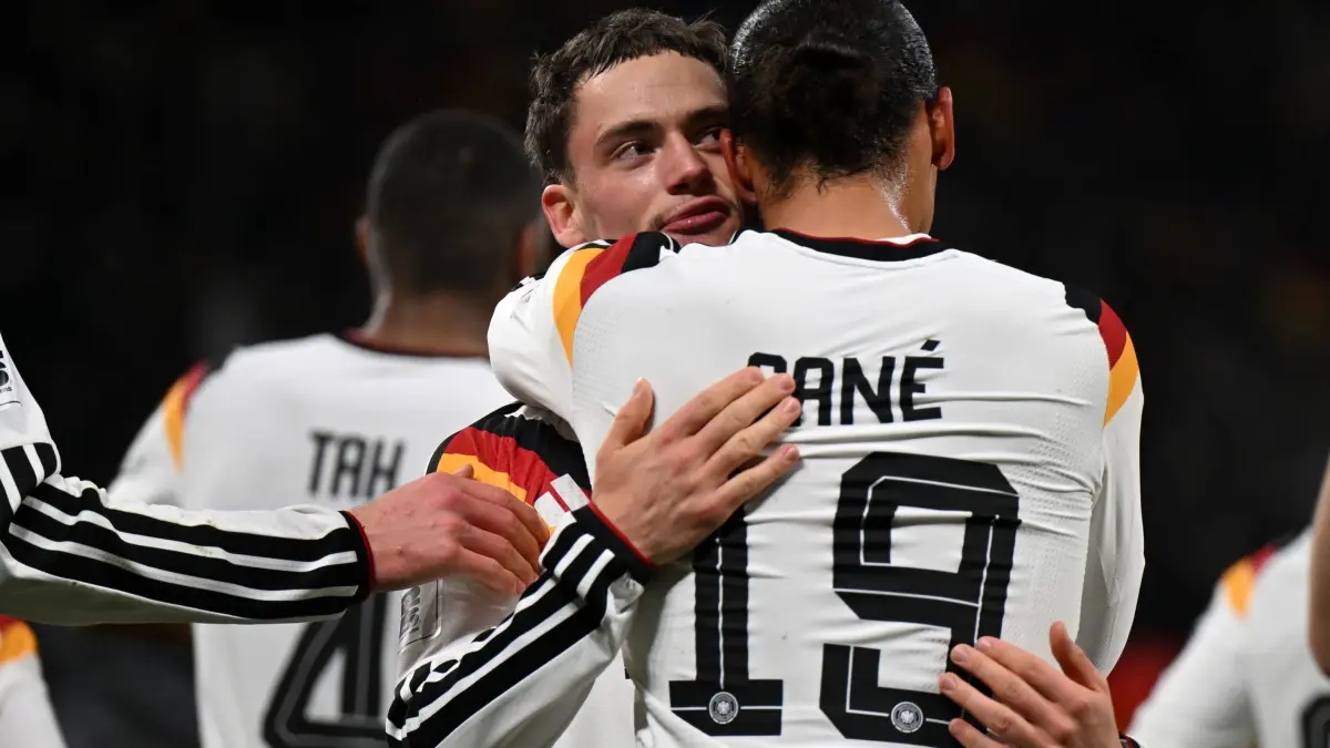 Deutschland - Slowakei: 17.11.2025, Sachsen, Leipzig: Fußball: WM-Qualifikation Europa, Deutschland - Slowakei, Gruppenphase, Gruppe A, 6. Spieltag, Red Bull Arena. Leroy Sané (Deutschland) feiert seinen Treffer zum 3:0 mit Florian Wirtz (Deutschland). Foto: Robert Michael/dpa +++ dpa-Bildfunk +++