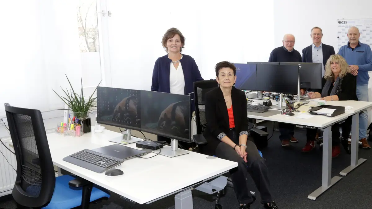 Haus und Grund Crailsheim: Die Mitarbeiterinnen Margit Fuchs, Emilie Rahn (vorne von links) und Andrea Gschwind sowie die Vorstände (hinten von links) Hans-Peter Sochacki, Uwe Langsam und Peer Hahn.