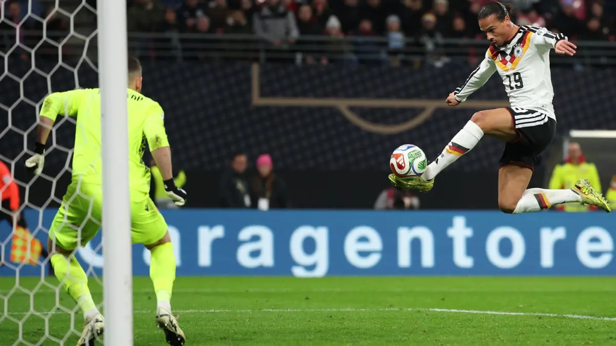 Deutschland - Slowakei: 17.11.2025, Sachsen, Leipzig: Fußball: WM-Qualifikation Europa, Deutschland - Slowakei, Gruppenphase, Gruppe A, 6. Spieltag, Red Bull Arena. Leroy Sane (M, Deutschland) erzielt das Tor zum 4:0. Foto: Christian Charisius/dpa +++ dpa-Bildfunk +++