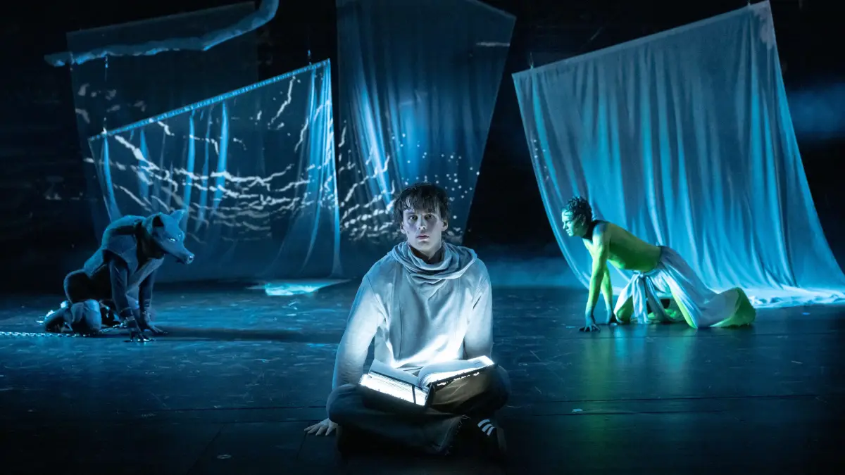 Michael Stiller (Gmork), Til Schumeier (Bastian Balthasar Bux), Simon Löcker (Atréju) in "Die unendliche Geschichte".
