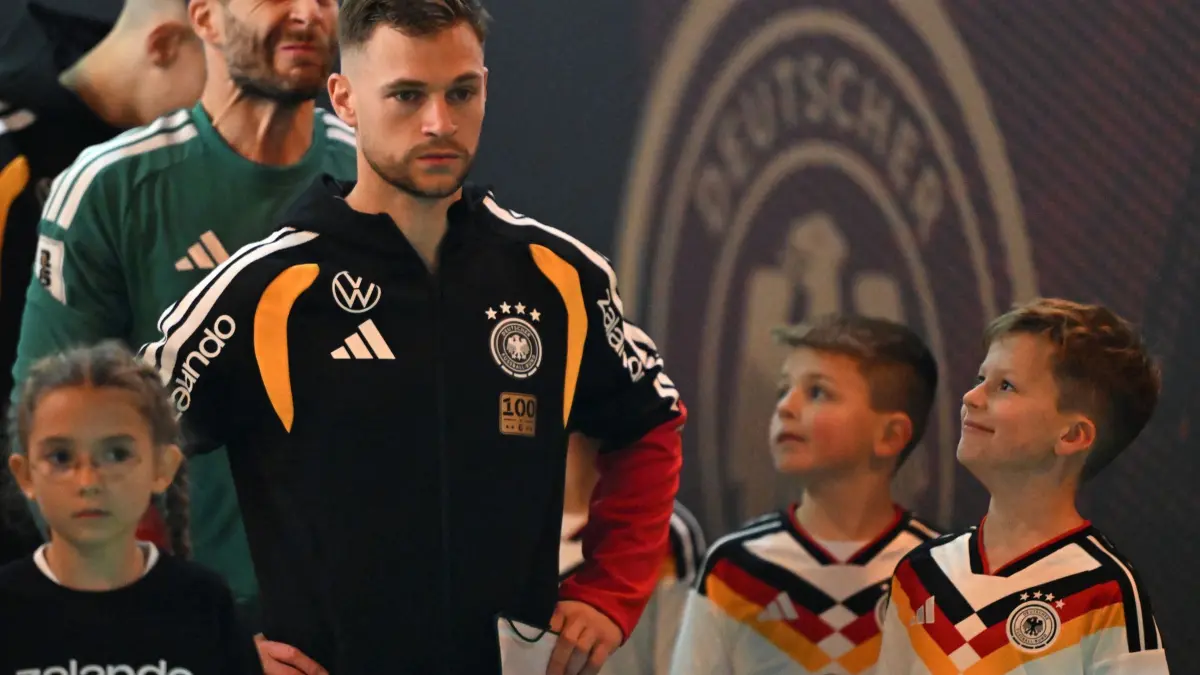 Deutschland - Slowakei: 17.11.2025, Sachsen, Leipzig: Fußball: WM-Qualifikation Europa, Deutschland - Slowakei, Gruppenphase, Gruppe A, 6. Spieltag, Red Bull Arena. Nico Schlotterbeck (l-r, Deutschland), Torhüter Oliver Baumann (Deutschland) und Kapitän Joshua Kimmich (Deutschland) stehen mit Einlaufkindern im Spielertunnel. Foto: Robert Michael/dpa +++ dpa-Bildfunk +++