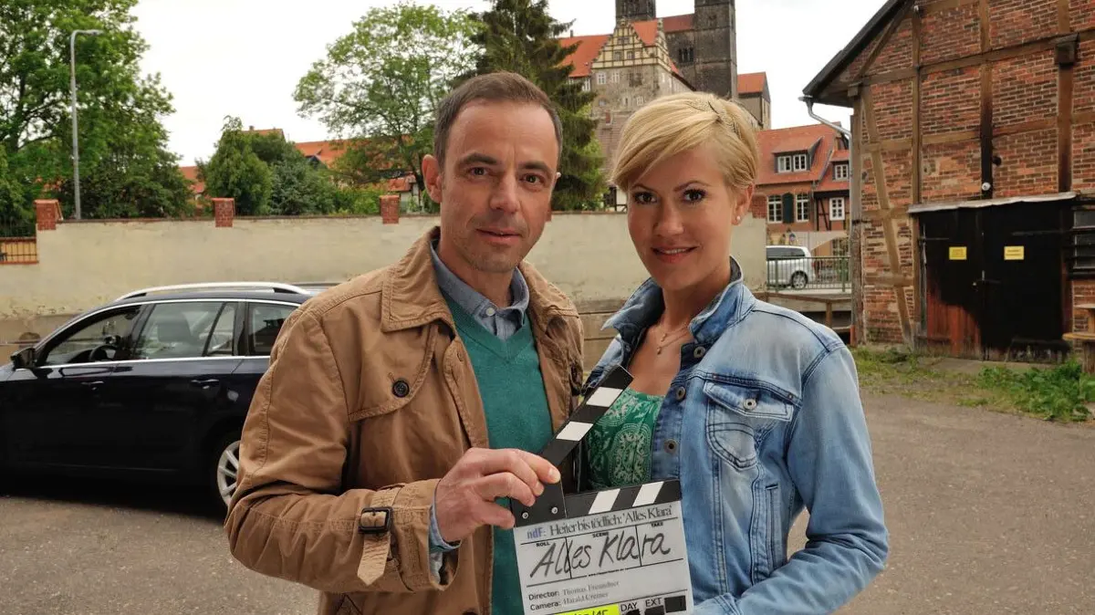 Felix Eitner und Wolke Hegenbart m Set von Alles Klara (2015).