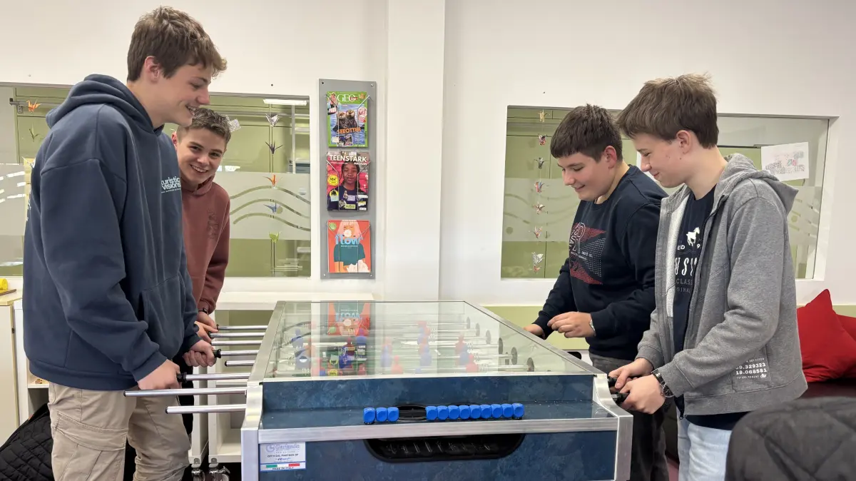 Spielen statt am Handy hängen: Im Schülercafé der Kreuzerfeld-Realschule gibt es zahlreiche Angebote für die Mittagspause.