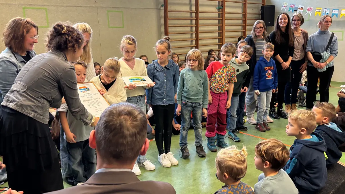 Übergabe der Plakette zur Fair-Trade-Schule in Arnegg (Grundschule Kleiner Einstein)